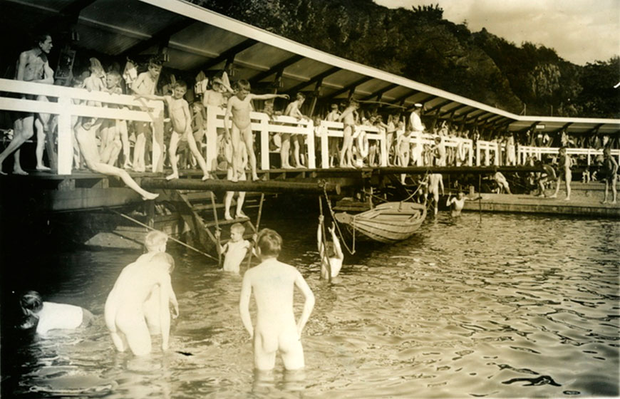 Badende gutter og menn ved herrebadets fribad (Купающиеся мальчики и мужчины в общественных купальнях), 1930/1940s