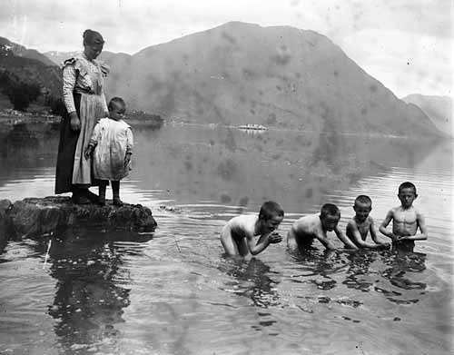 Gutter som bader, hushjelp passer på (Мальчики купаются, горничная присматривает за ними), 1930-1950