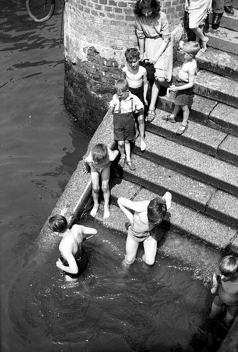 Children bathing in the River Thames on the steps beside Tower Pier Approach (Дети, купающиеся в Темзе близ башен Тауэрского моста ), 1950s