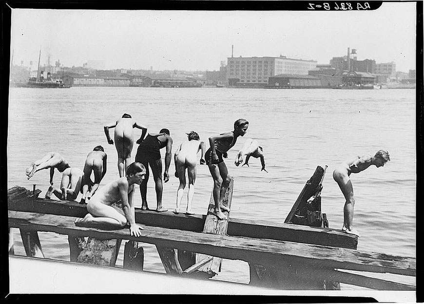Boys diving from docks (Мальчишки, ныряющие с причала), 1930s
