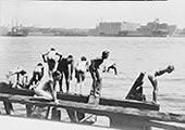Boys diving from docks / Мальчишки, ныряющие с причала