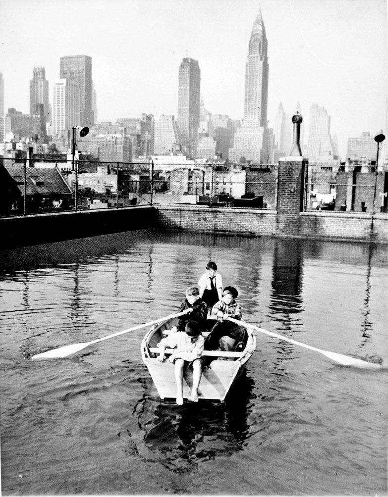 Madison Square Boy’s Club rowing a boat in a rooftop pool (Гребля на крыше в Клубе мальчиков Мэдисон Сквер), 1950s