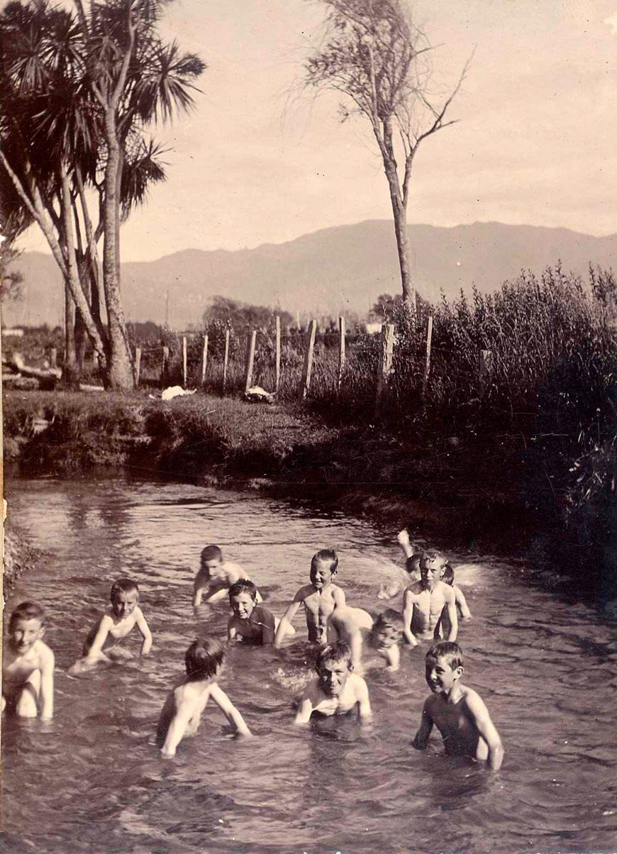 11 boys swimming nude in stream (11 мальчиков, купающихся голышом в ручье), 1901