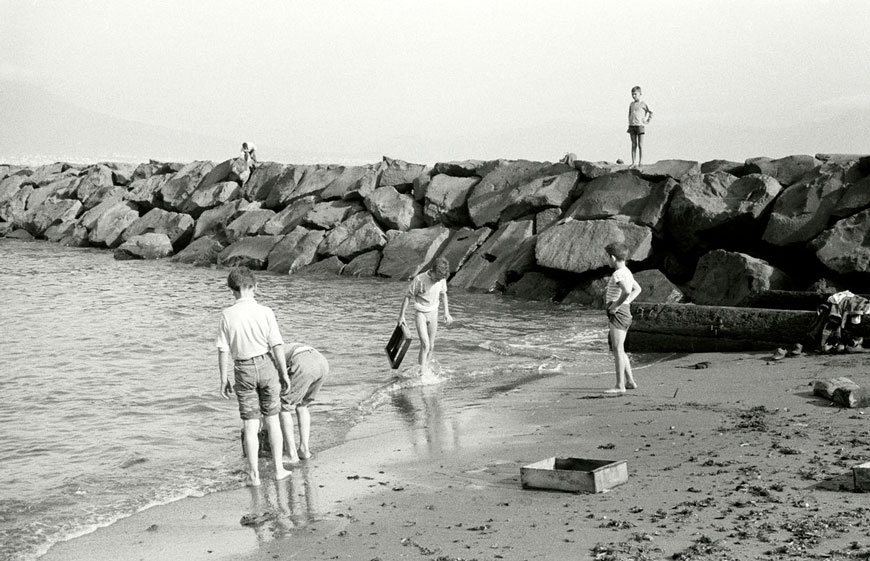 Boys playing on the beach of the gulf of Naples with salvaged crates (Мальчики, играющие на пляже Неаполитанского залива с выловленными ящиками), 1961