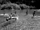 Boys enjoy the water / Мальчишки наслаждаются в воде