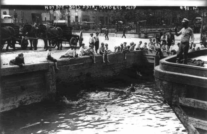Boys swimming at dock (Мальчишки, купающиеся в доке), c.1908