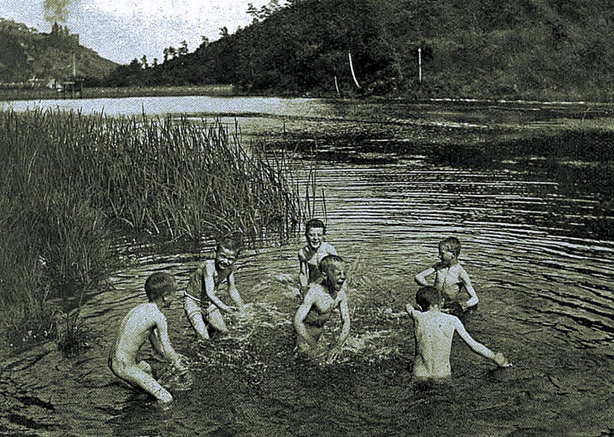 Boys playing in the river by Wolfgang (Мальчики, играющие в реке у Вольфганга), 1901