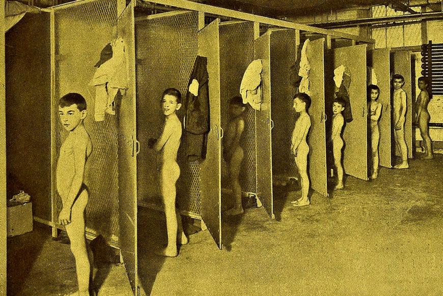 Public school boys' shower room (Душевая в общеобразовательной школе), 1913