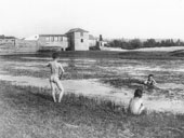 Children bathing in the Tagus / Дети, купающиеся в Тахо