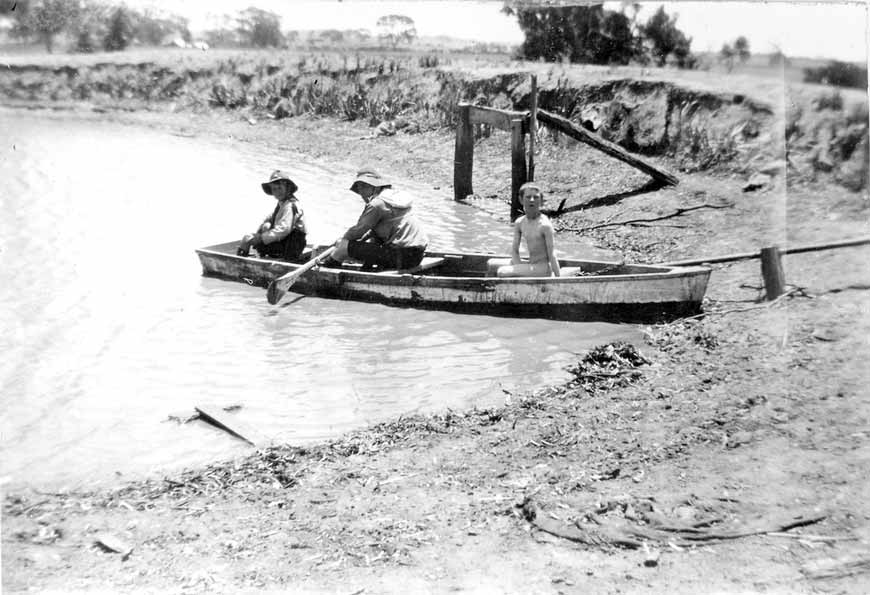 Boating lessons at a Scouting camp (Уроки управления лодкой в лагере скаутов), c.1912