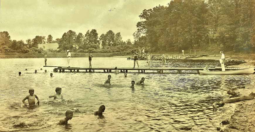 Swimming at Silver Lake adjacent to barracks at Interlaken army Training Camp (Плавание в Серебрянном озере, примыкающем к казармам армейского тренировочного лагеря), c.1918