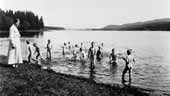 Barn bader i mjøsa / Дети купаются в озере Мьёса