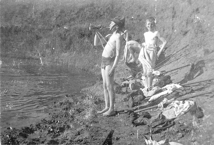Boy Scouts dressing for parade after a swim (Мальчики-скауты одеваются для построения после купания), 1910s