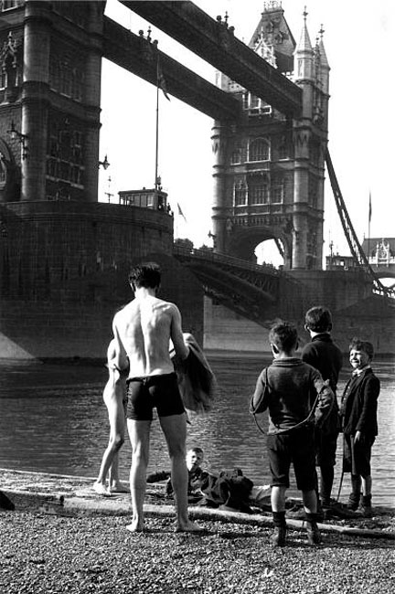 Boys by the River Thames at Tower Bridge (Мальчики на Темзе у Тауэрского моста), 16 April 1910