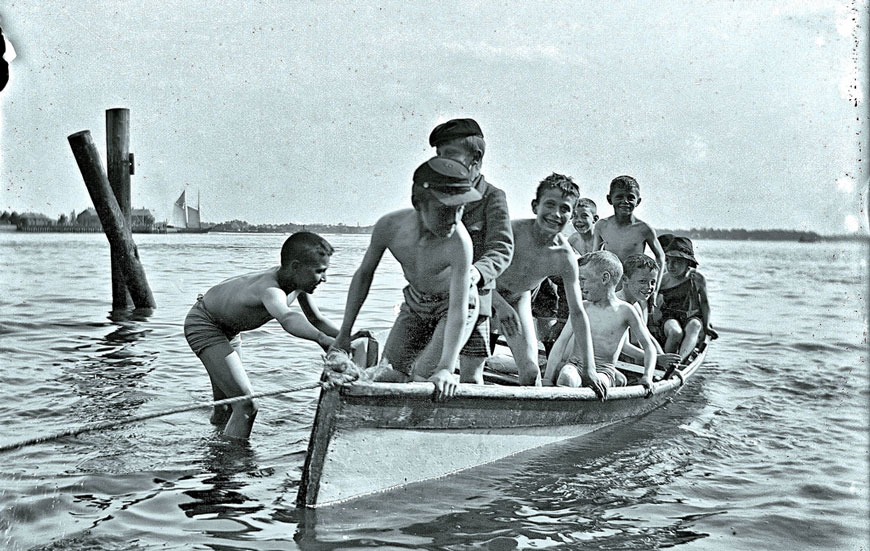 Boys climbing into a rowboat (Мальчики, забирающиеся в лодку), 1897-1905
