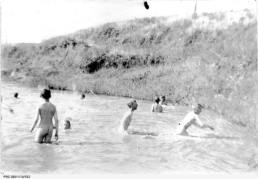 Boy Scouts swimming in the Gilbert River (Бойскауты купаются в Гилберт Ривер), c. 1912 