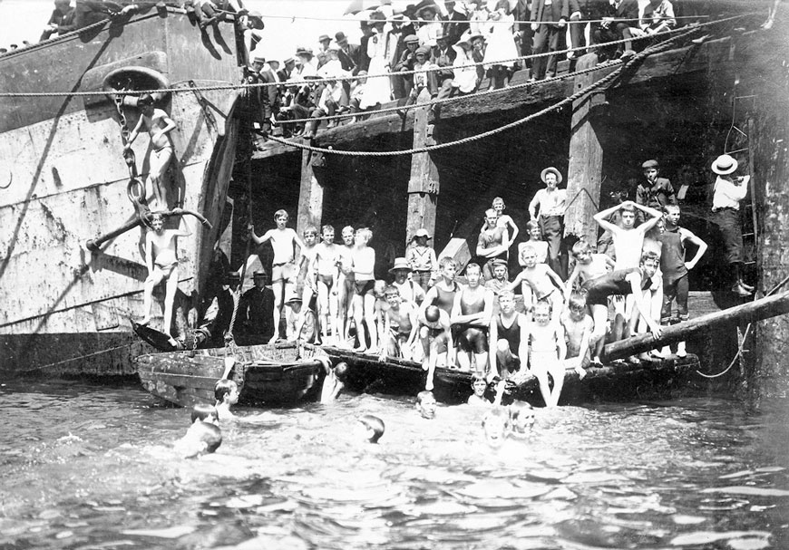 Boys swimming at Port (Мальчики, купающиеся в порту), c.1913