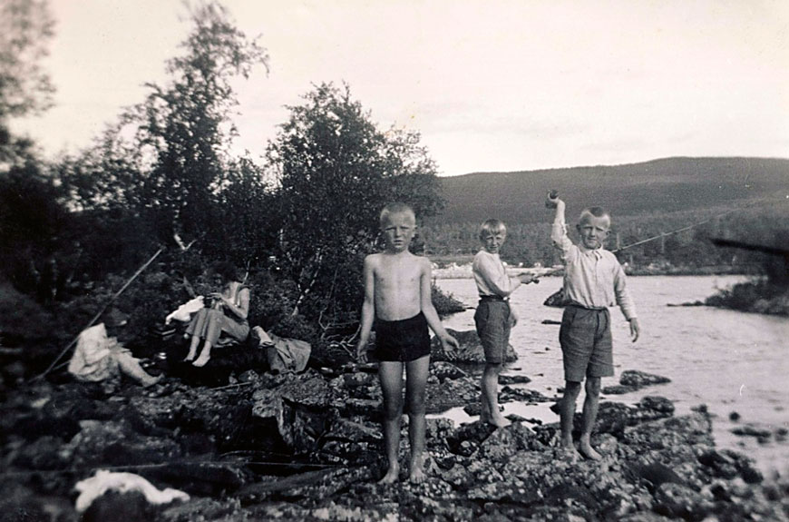 Gutter som bader og fisker i elva (Мальчики, купающиеся и ловящие рыбу в реке), 1934