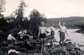 Gutter som bader og fisker i elva / Мальчики, купающиеся и ловящие рыбу в реке