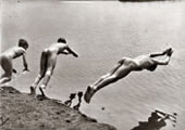 Three boys diving from mudbank / Три ныряющих мальчика