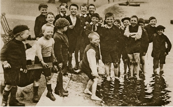 A group of boys paddling in the Serpentine (Группа мальчиков, плещущихся в Серпентине), c.1930