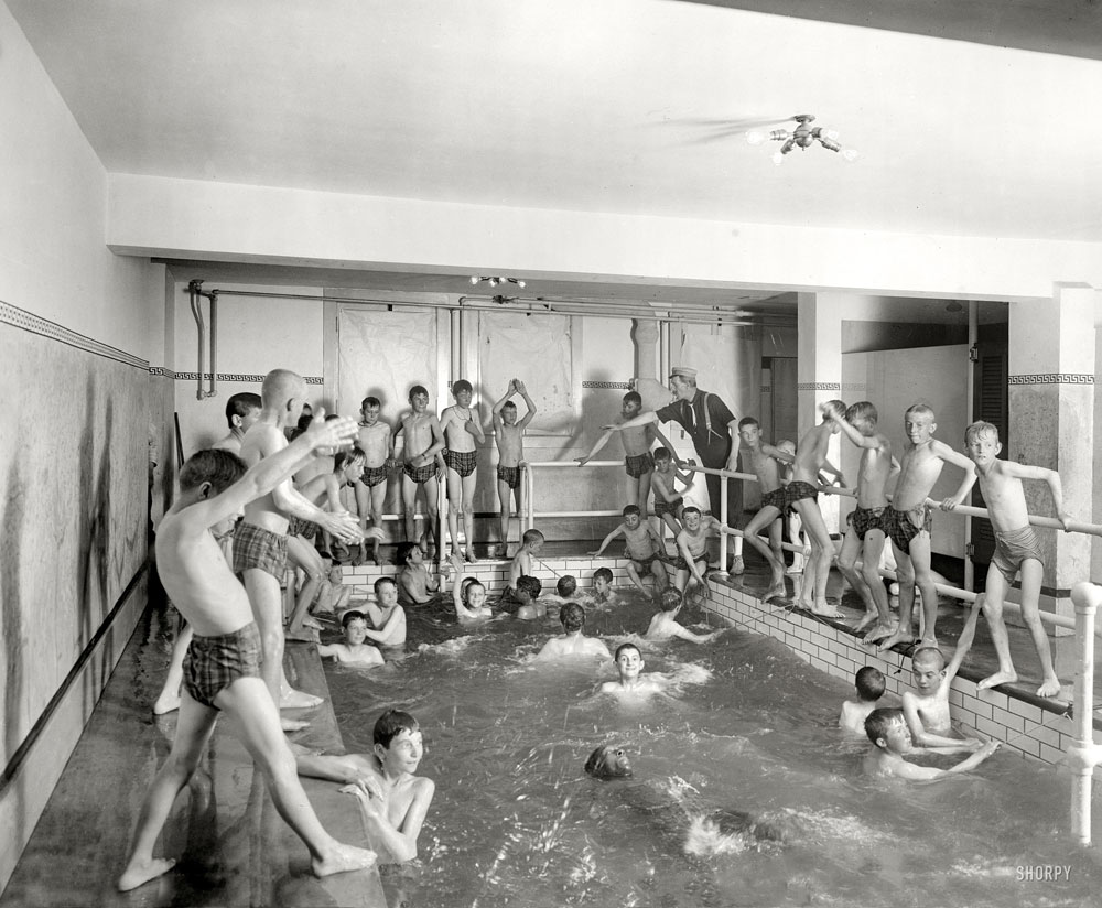 News Tribune newsboys' plunge bath (Глубокая ванна для продавцов «Ньюс Трибьюн»), c.1910