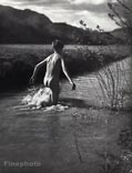 Без названия / Мальчик из скаутского лагеря купается в реке