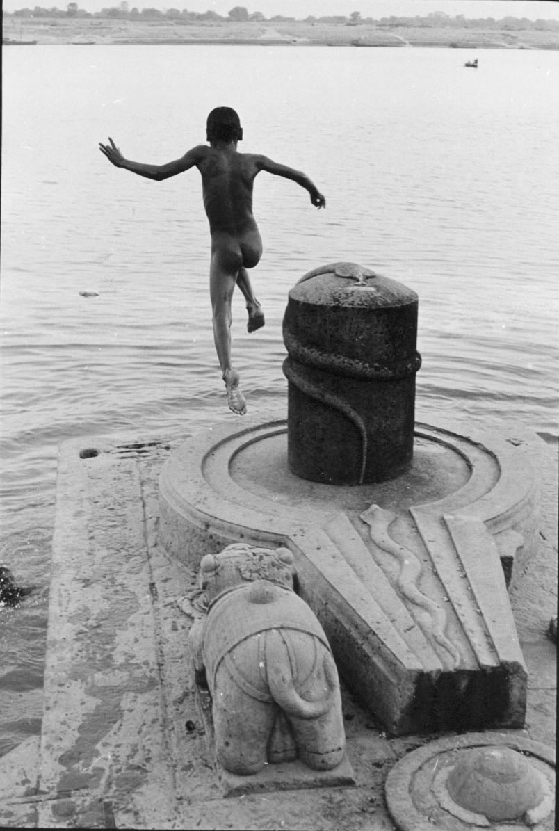 Boy jumping from ghat into river (Мальчик прыгающий с пристани в воду), 1970