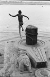 Мальчик прыгающий с пристани в воду