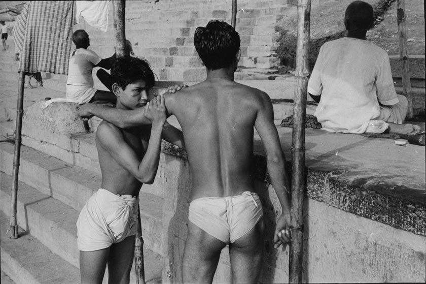 Boy massaging a man's arm on a ghat (Мальчик массажирует руку мужчине), 1970