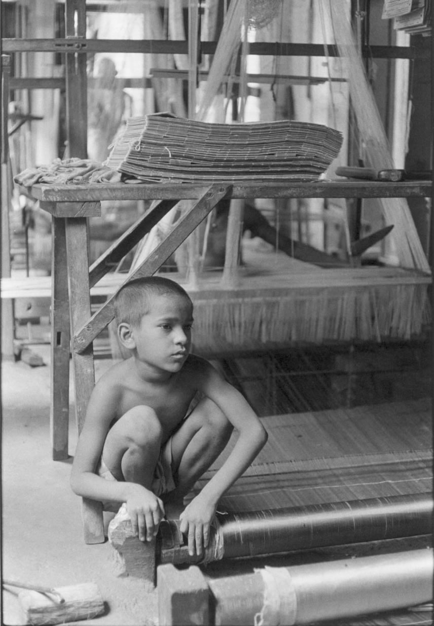Boy squatting by loom (Мальчик на корточках у ткацкого станка), ca.1970