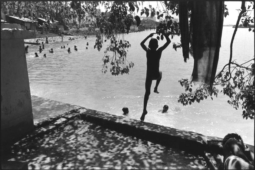 Young boy jumping off a ledge into a lake (Мальчик. прыгающий в озеро с уступа), 1979-1980