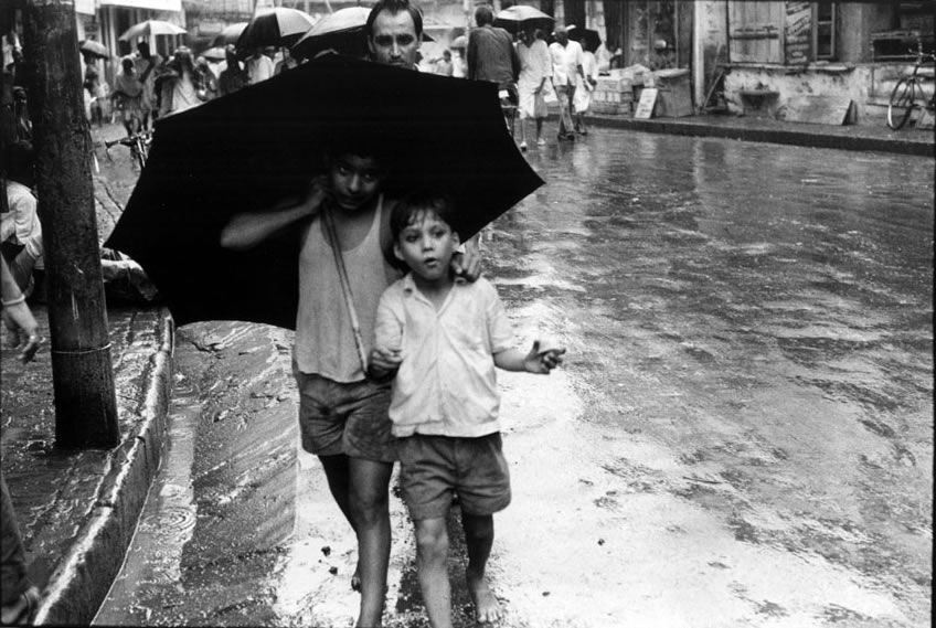 Two boys walking barefoot with an umbrella along street in the rain (Двое мальчишек, гуляющих босиком под зонтом в дождь вдоль улицы), 1970