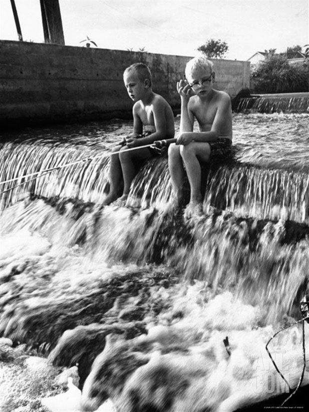 Kids fishing in irrigation canal (Дети, рыбачущие в ирригационном канале)