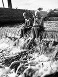 Дети, рыбачущие в ирригационном канале