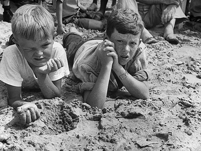 Spectator's watching children's marble tournament (Зрители наблюдают за детским турниром по марбл), 1947