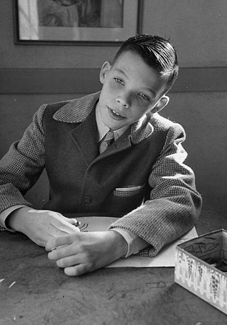 Boy sitting and drawing with crayons at Sunday School (Мальчик, рисующий карандашом в воскресной школе), 1947