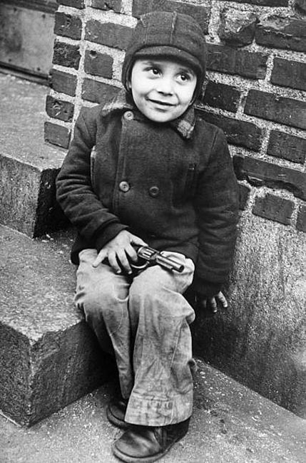 The Italian boy sitting on the concrete (Итальянский мальчик, сидящий на бетоне), 1947