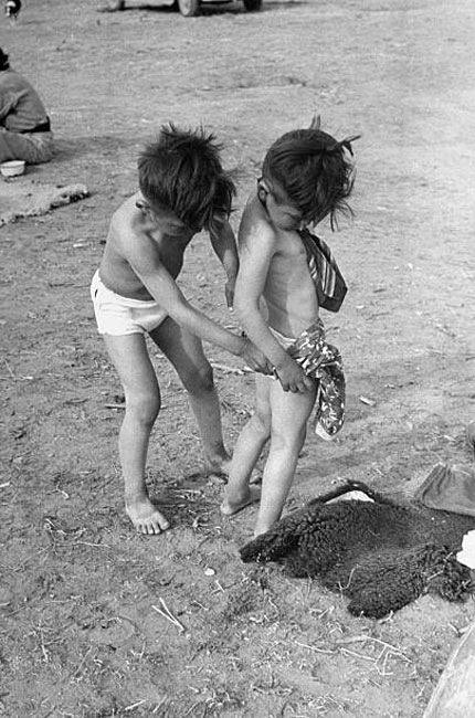 A little boy helping another little boy take off his clothes (Маленький мальчик, помогающий другому мальчику раздеться), 1948