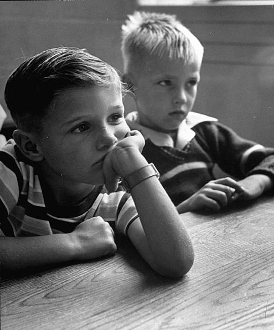 Two young boys listening to a story on their first day at Burbank School (Два мальчика слушают рассказ в свой первый день в школе Бербанка), 1949