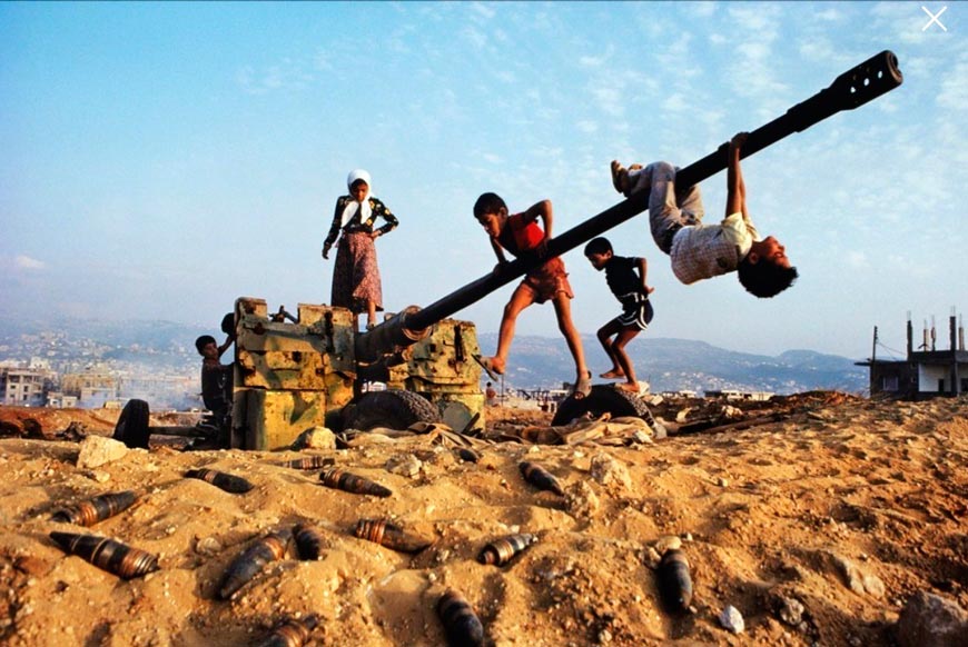 Children Play on Tank (Дети, играющие на танке), 1982