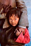 Тибетский мальчик, ухватившийся за руку отца