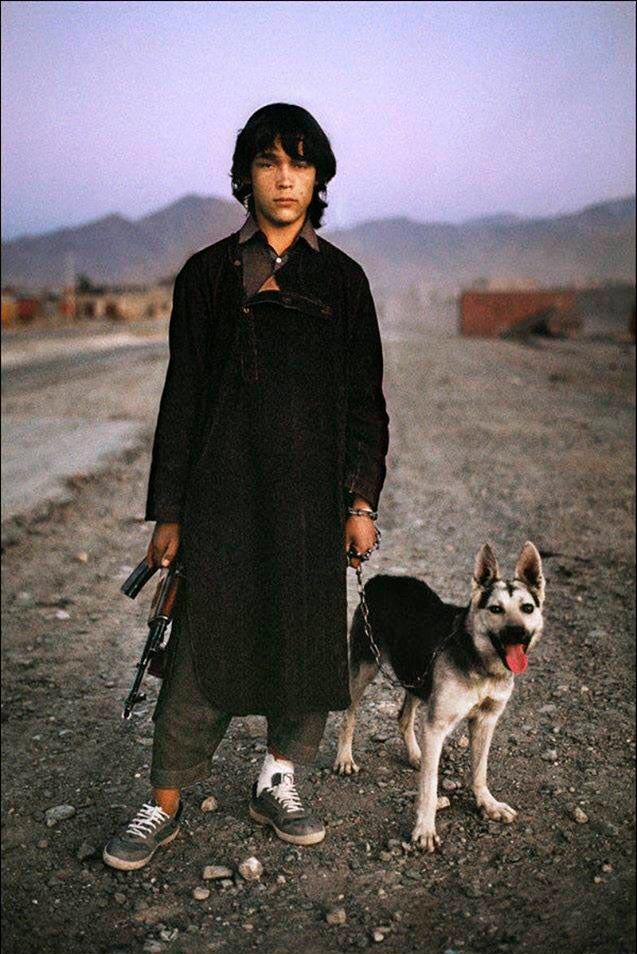 Afghan boy waits for a ride on the road to Kandahar (Афганский мальчик ждет попутки по дороге в Кандагар), 1992