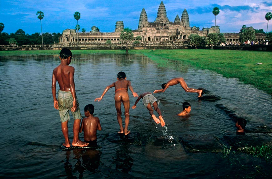 Children swimming in front of Angkor Wat (Дети, купающиеся перед Ангкор-Ват), 1998