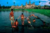 Дети, купающиеся перед Ангкор-Ват
