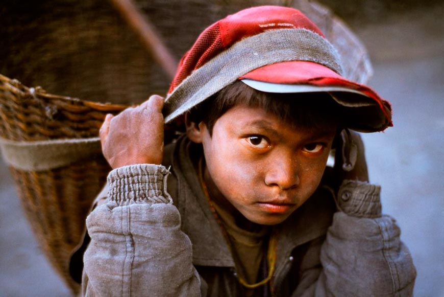 A boy carries a basket (Мальчик, несущий корзину), 1998