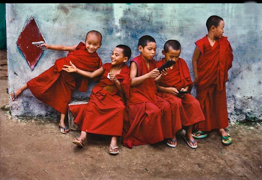 Young Monks Play Video Games (Юные монахи, играющие в видеоигры), 2001