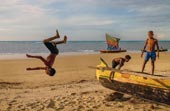 Мальчишки, играющие на пляже Бело-сур-Мер