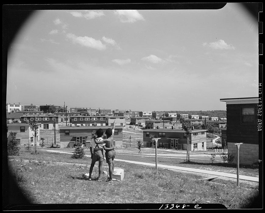 Boys overlooking the project (Мальчики, оглядывающие строящиеся дома), June 1942