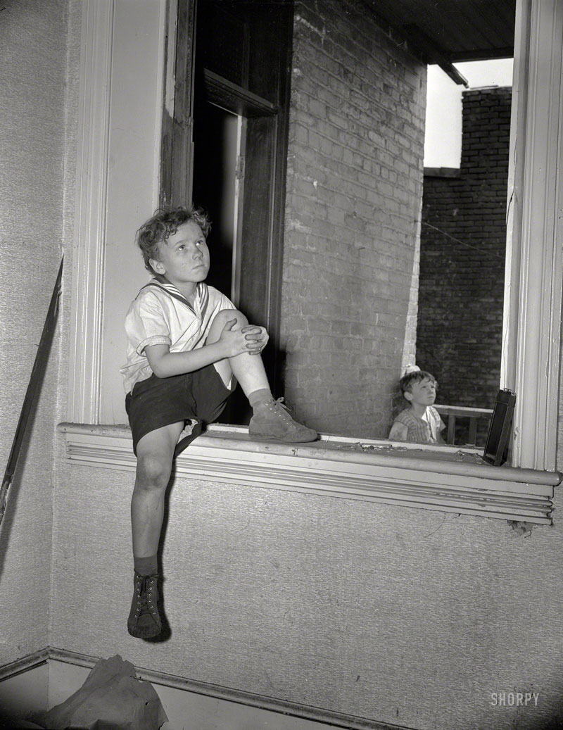 Boys playing in wrecked houses on Independence Avenue across from the Smithsonian Institution (Мальчики, играющие в разрушенных домах на авеню Независимости напротив Смитсоновского института), June 1942
